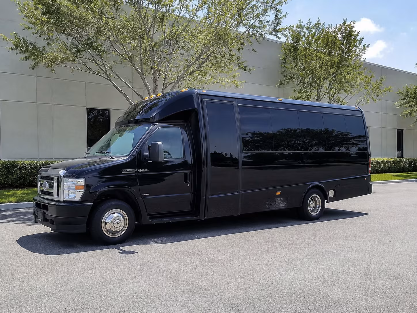 corporate airport transfer buses between gresham and pdx